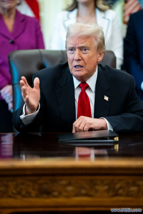 白宫卵形办公室内，身着蓝色西装、系红色领带的特朗普总统坐在办公桌前谈话，右手作念脱手势。在东说念主工智能算力范畴的投资高涨后，特朗普正勤奋鞭策好意思国举座经济兑现新一轮增长。