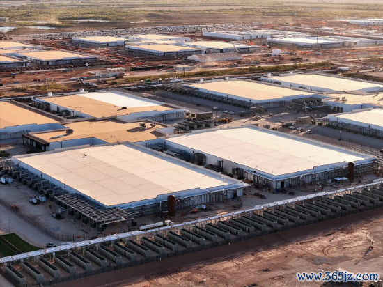 好意思国得克萨斯州阿比林市，一派半干旱荒凉地带中站立着大片建筑群的航拍荒诞 —— 这里是好意思国限制最大的东说念主工智能数据中心状貌，OpenAI 旗下的 “星门” 数据中心。