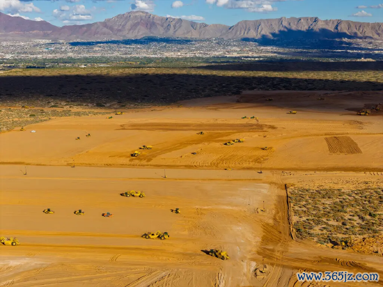 好意思国新墨西哥州圣特雷莎市，一派瘠土上洒落着繁密黄色工程车辆的航拍图 —— 这里是规划中的 “朱庇特目的” 东说念主工智能数据中心的施工现场。
