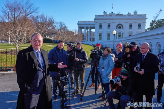 凯文・哈塞特身着玄色长款大衣，在白宫配景前接管记者群访。这位白宫国度经济委员会主任觉得，东说念主工智能将赋能东说念主力而非取代东说念主力，其扮装无异于一位‘金牌熏陶’。