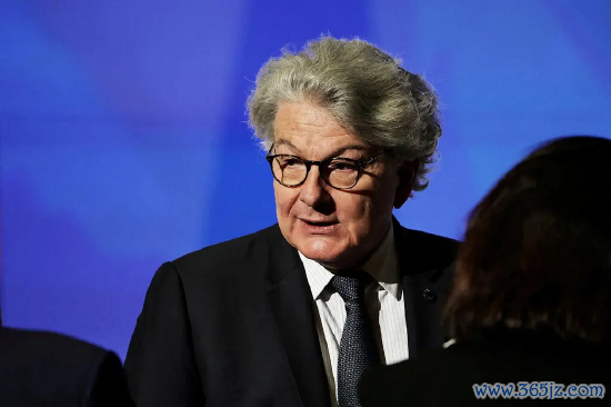 头发斑白、佩带眼镜、身着深色西装并系斑纹领带的蒂埃里・布雷顿，站在亮蓝色布景前。这位前欧盟委员，是好意思国国务卿马尔科・鲁比奥口中被称作‘激进行径东谈主士’的五名欧洲东谈主之一。