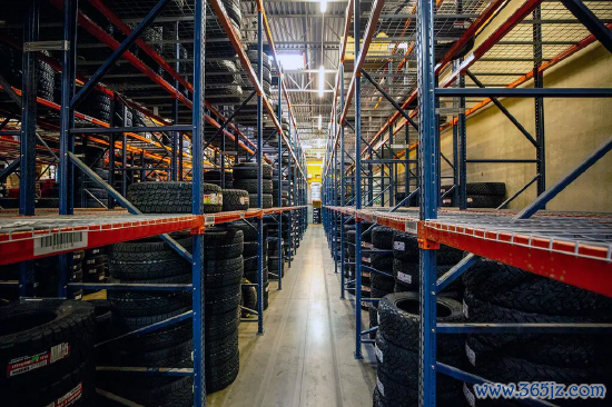 仓储中心内摆满轮胎的货架 轮毂优选是越野车辆定制轮毂的策画与分娩商，该公司于 2021 年被转入净水湖旗下一只存续基金